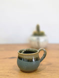 Load image into Gallery viewer, Tea Dickinson side, three quarter, handle right, close

