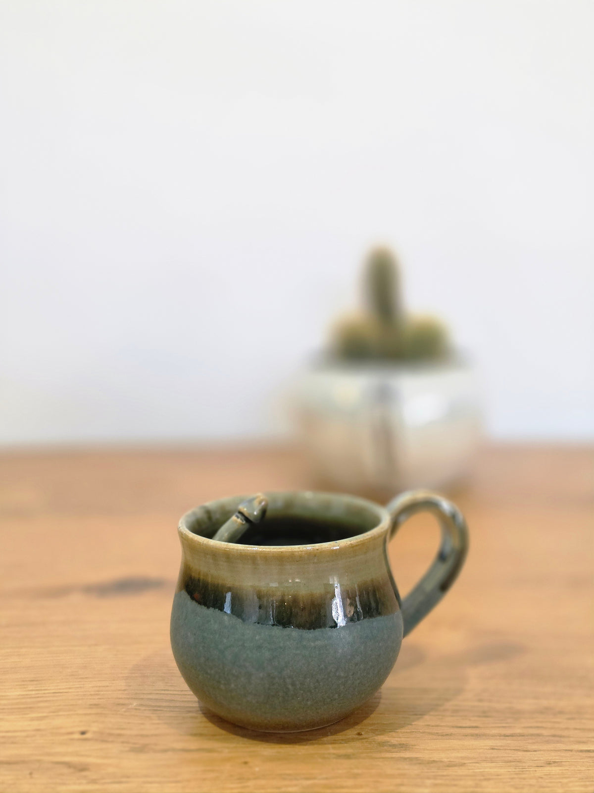 Tea Dickinson side, three quarter, handle right, close
