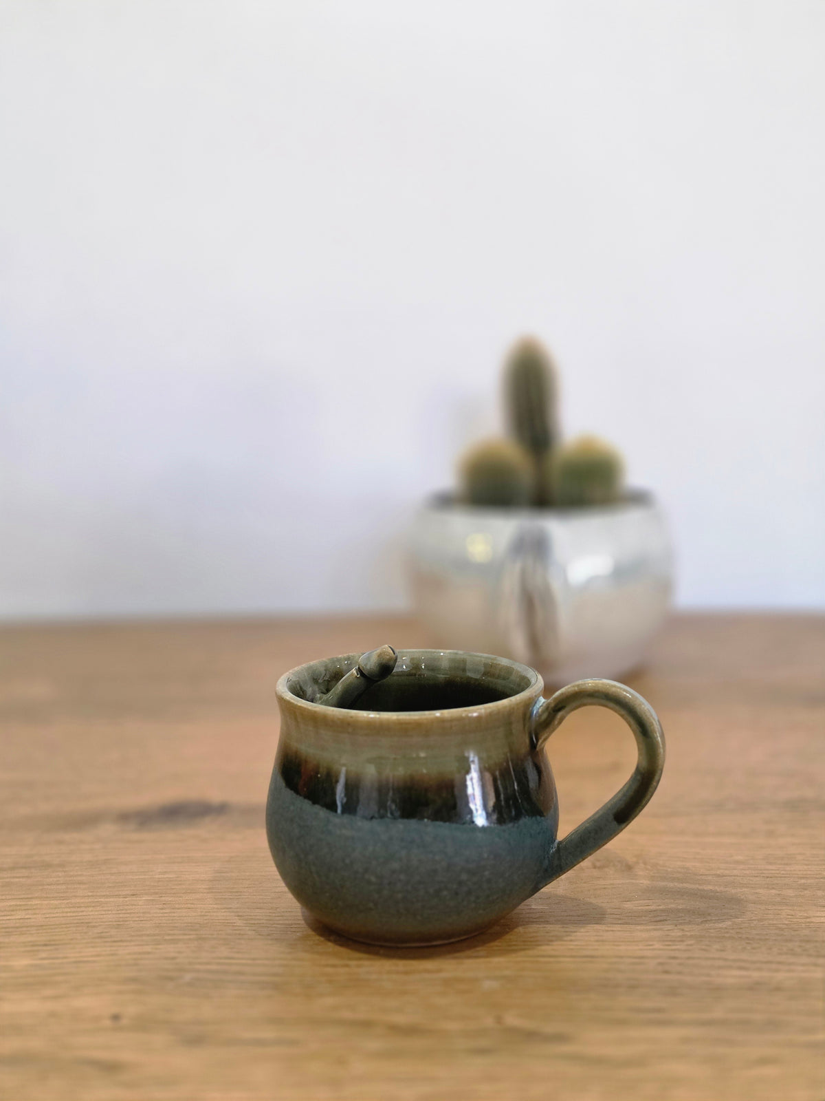 Tea Dickinson side, three quarter, handle right